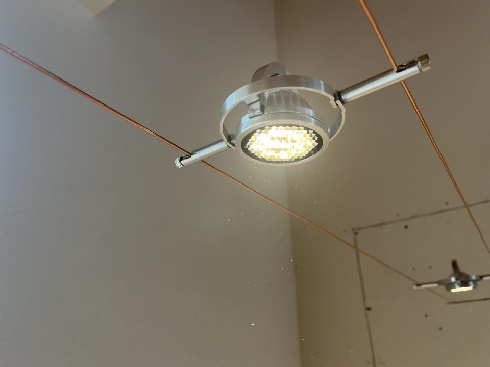 Low-voltage cable spotlight, precisely aimed